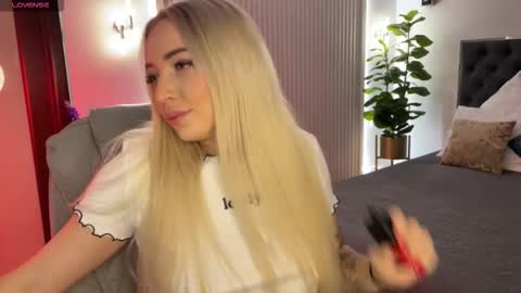 Snapshot of ohmyemma chatting on November 26, 2025, 1:17 am Emma online show from November 26, 2025, 1:17 am