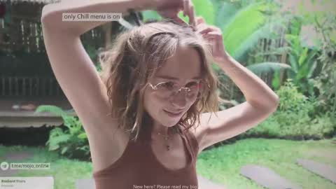 Snapshot of ohmymojo chatting on November 6, 2025, 2:45 am Mo online show from November 6, 2025, 2:45 am