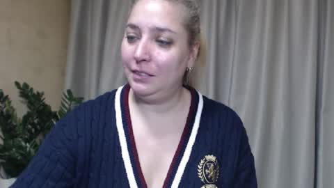 Snapshot of ohsweetiren chatting on December 15, 2025, 9:13 am Iren online show from December 15, 2025, 9:13 am