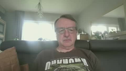 Snapshot of oldtimer160162493 chatting on May 11, 2026, 12:33 pm oldtimer160162493 online show from May 11, 2026, 12:33 pm