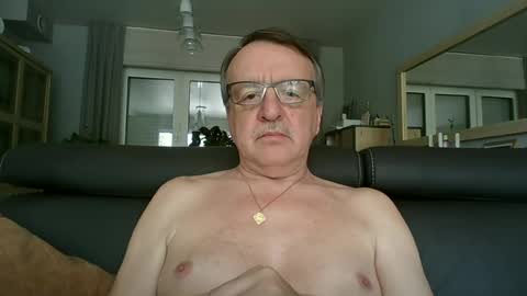 Snapshot of oldtimer160162493 chatting on June 17, 2026, 1:01 pm oldtimer160162493 online show from June 17, 2026, 1:01 pm