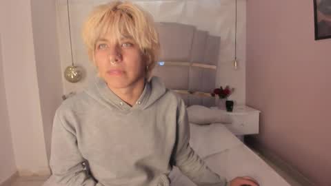 oliiverr22 online show from November 3, 2025, 1:01 pm