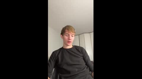 Snapshot of oliver_beck chatting on December 4, 2024, 7:01 pm Oliver Beck online show from December 4, 2024, 7:01 pm