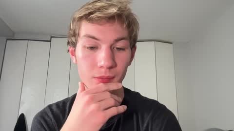 Snapshot of oliver_beck chatting on December 6, 2024, 2:13 am Oliver Beck online show from December 6, 2024, 2:13 am