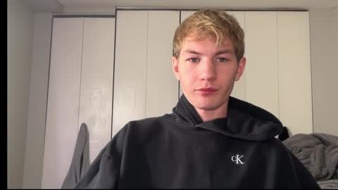 Snapshot of oliver_beck chatting on December 14, 2024, 2:45 am Oliver Beck online show from December 14, 2024, 2:45 am