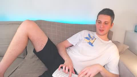 Snapshot of oliver_hort chatting on February 12, 2025, 5:16 pm Oliver online show from February 12, 2025, 5:16 pm