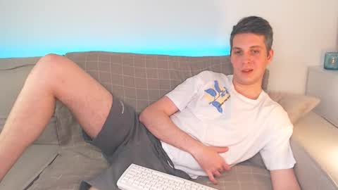 Snapshot of oliver_hort chatting on February 17, 2025, 6:37 pm Oliver online show from February 17, 2025, 6:37 pm