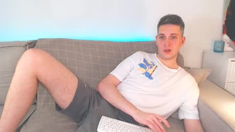 Snapshot of oliver_hort chatting on February 18, 2025, 3:32 pm Oliver online show from February 18, 2025, 3:32 pm