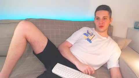 Snapshot of oliver_hort chatting on March 9, 2025, 6:32 pm Oliver online show from March 9, 2025, 6:32 pm