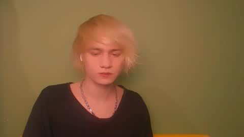 Snapshot of oliver_sweet_ chatting on December 6, 2024, 2:13 am Oliver online show from December 6, 2024, 2:13 am