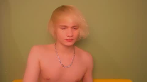 Snapshot of oliver_sweet_ chatting on December 7, 2024, 2:09 am Oliver online show from December 7, 2024, 2:09 am