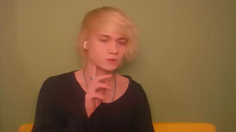 Snapshot of oliver_sweet_ chatting on December 9, 2024, 2:45 am Oliver online show from December 9, 2024, 2:45 am