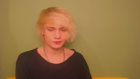 Snapshot of oliver_sweet_ chatting on December 17, 2024, 2:44 am Oliver online show from December 17, 2024, 2:44 am