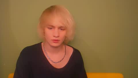 Snapshot of oliver_sweet_ chatting on December 19, 2024, 1:28 am Oliver online show from December 19, 2024, 1:28 am