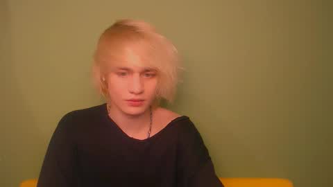 Snapshot of oliver_sweet_ chatting on December 21, 2024, 1:04 am Oliver online show from December 21, 2024, 1:04 am