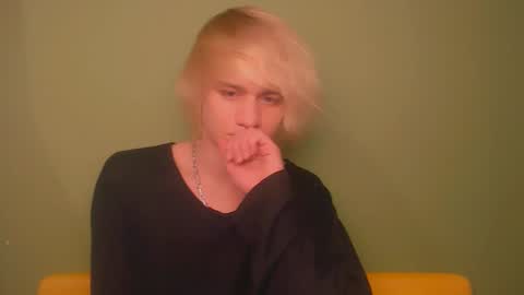 Snapshot of oliver_sweet_ chatting on December 23, 2024, 1:29 am Oliver online show from December 23, 2024, 1:29 am