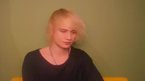 Snapshot of oliver_sweet_ chatting on December 24, 2024, 1:16 am Oliver online show from December 24, 2024, 1:16 am