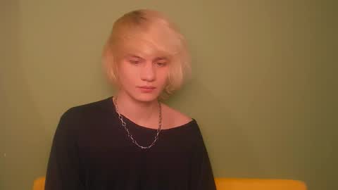 Snapshot of oliver_sweet_ chatting on December 25, 2024, 2:03 am Oliver online show from December 25, 2024, 2:03 am