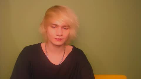 Snapshot of oliver_sweet_ chatting on December 27, 2024, 2:25 am Oliver online show from December 27, 2024, 2:25 am