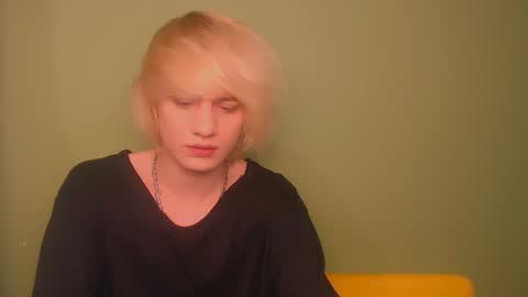 Snapshot of oliver_sweet_ chatting on December 29, 2024, 1:34 am Oliver online show from December 29, 2024, 1:34 am