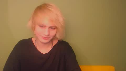 Snapshot of oliver_sweet_ chatting on January 5, 2025, 12:52 am Oliver online show from January 5, 2025, 12:52 am