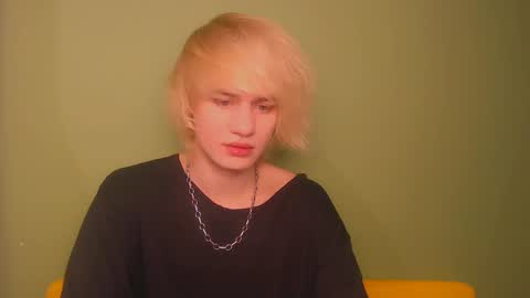 Snapshot of oliver_sweet_ chatting on January 7, 2025, 1:59 am Oliver online show from January 7, 2025, 1:59 am