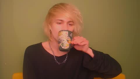 Snapshot of oliver_sweet_ chatting on January 9, 2025, 12:57 am Oliver online show from January 9, 2025, 12:57 am