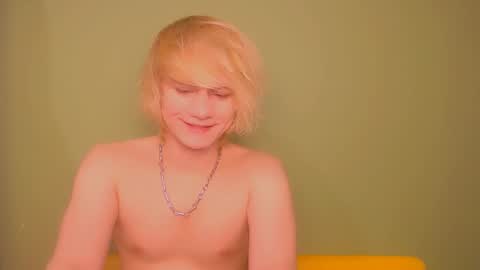 Snapshot of oliver_sweet_ chatting on January 18, 2025, 2:03 am Oliver online show from January 18, 2025, 2:03 am