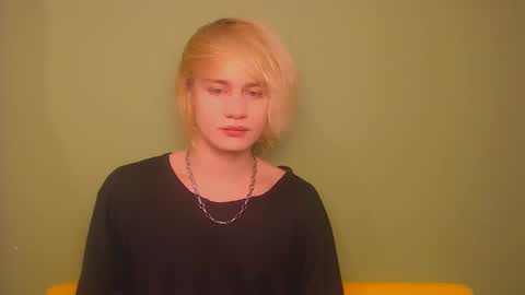 Snapshot of oliver_sweet_ chatting on January 19, 2025, 2:15 am Oliver online show from January 19, 2025, 2:15 am