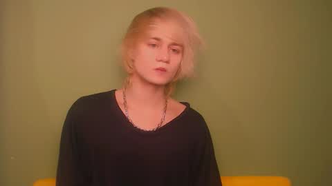 Snapshot of oliver_sweet_ chatting on January 24, 2025, 2:18 am Oliver online show from January 24, 2025, 2:18 am