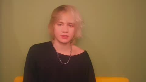 Snapshot of oliver_sweet_ chatting on February 2, 2025, 8:19 pm Oliver online show from February 2, 2025, 8:19 pm