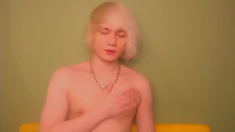 Snapshot of oliver_sweet_ chatting on February 13, 2025, 2:45 am Oliver online show from February 13, 2025, 2:45 am