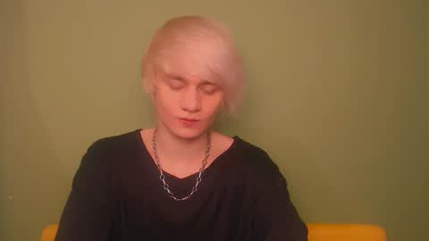 Snapshot of oliver_sweet_ chatting on February 15, 2025, 2:26 am Oliver online show from February 15, 2025, 2:26 am