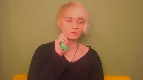 Snapshot of oliver_sweet_ chatting on February 17, 2025, 2:42 am Oliver online show from February 17, 2025, 2:42 am