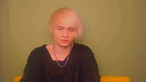 Snapshot of oliver_sweet_ chatting on February 18, 2025, 1:43 am Oliver online show from February 18, 2025, 1:43 am