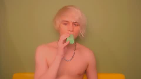 Snapshot of oliver_sweet_ chatting on February 22, 2025, 1:44 am Oliver online show from February 22, 2025, 1:44 am