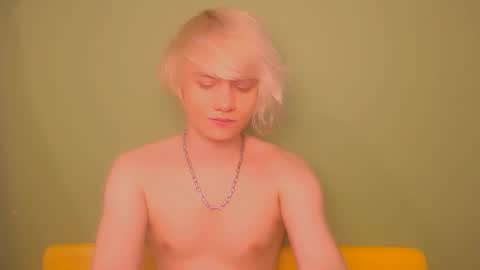 Snapshot of oliver_sweet_ chatting on March 11, 2025, 1:37 am Oliver online show from March 11, 2025, 1:37 am