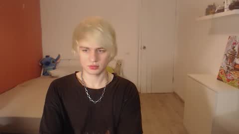 Snapshot of oliver_sweet_ chatting on October 28, 2025, 1:42 am Oliver online show from October 28, 2025, 1:42 am