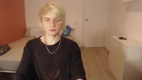 Snapshot of oliver_sweet_ chatting on November 17, 2025, 1:22 am Oliver online show from November 17, 2025, 1:22 am