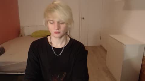 Snapshot of oliver_sweet_ chatting on November 27, 2025, 2:13 am Oliver online show from November 27, 2025, 2:13 am