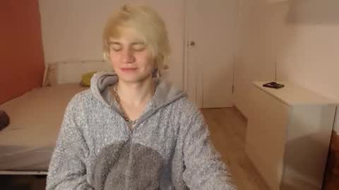 Snapshot of oliver_sweet_ chatting on November 28, 2025, 1:19 am Oliver online show from November 28, 2025, 1:19 am