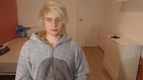 Snapshot of oliver_sweet_ chatting on December 1, 2025, 1:43 am Oliver online show from December 1, 2025, 1:43 am