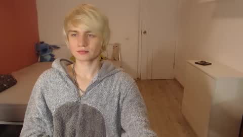 Snapshot of oliver_sweet_ chatting on December 2, 2025, 1:44 am Oliver online show from December 2, 2025, 1:44 am