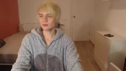 Snapshot of oliver_sweet_ chatting on December 15, 2025, 1:43 am Oliver online show from December 15, 2025, 1:43 am