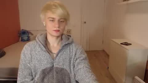 Snapshot of oliver_sweet_ chatting on December 18, 2025, 2:06 am Oliver online show from December 18, 2025, 2:06 am