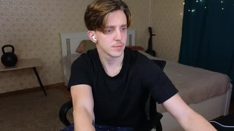 Snapshot of oliver_travis chatting on December 19, 2024, 12:02 am Oliver Evans online show from December 19, 2024, 12:02 am