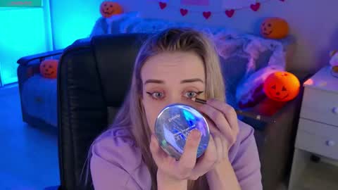 olivia_daze online show from November 3, 2025, 7:37 pm