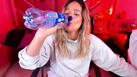  OLIVIA  online show from November 5, 2025, 4:01 am