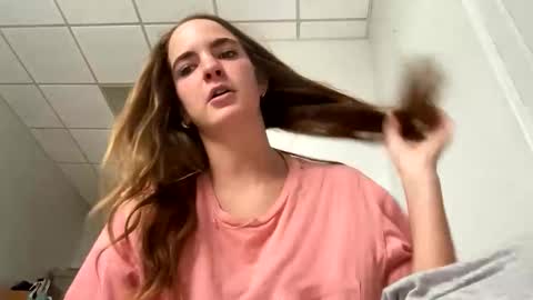 oliviaaraee online show from March 2, 2026, 7:10 pm