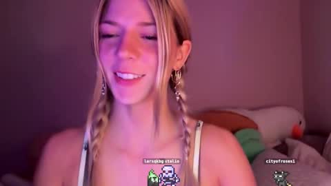 Snapshot of oliviahansleyy chatting on November 19, 2025, 4:12 am Olivia online show from November 19, 2025, 4:12 am
